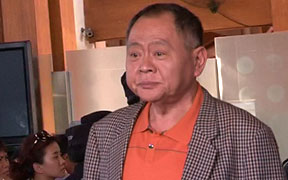 大S亲友团抵达三亚 徐爸爸休闲西装亮相