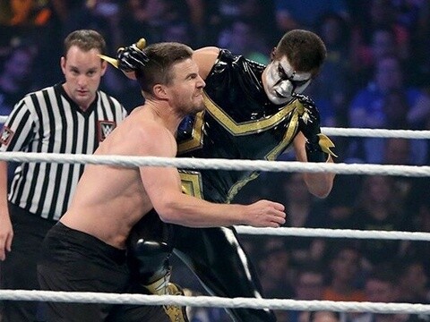 "绿箭侠"阿梅尔wwe首秀!扮超级英雄怒揍星尘