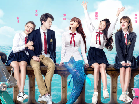 艾米齐齐两人因为比赛失误被教练罚扫泳池,却意外发现了美人鱼sunny